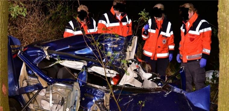 Zwischen Stade und Bremervörde: Mann prallt gegen Baum und stirbt bei Autounfall Schlimmer Unfall auf der B74.
