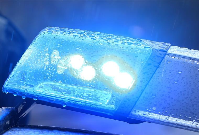 Tragisch! Lkw-Fahrer (49) von Container erschlagen Blaulicht auf Polizeiauto.