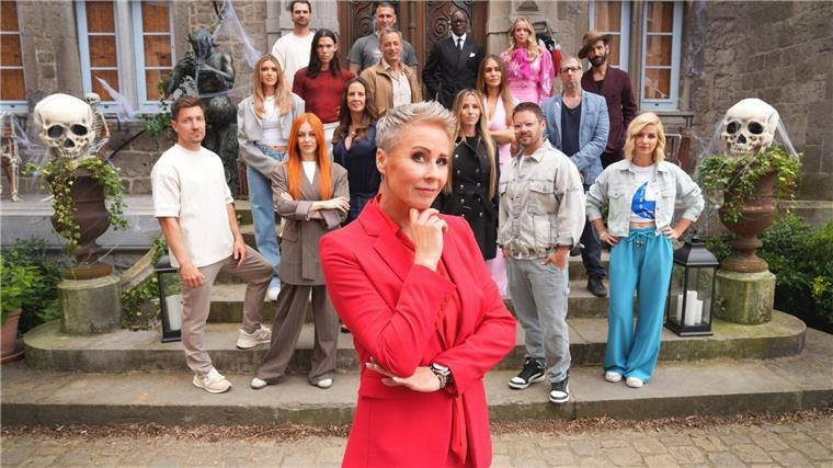Mehr Intrigen, mehr Tränen: Neue Staffel der „Verräter“-Show Schlossherrin Sonja Zietlow und die 16 Spieler des Halloween-Specials .