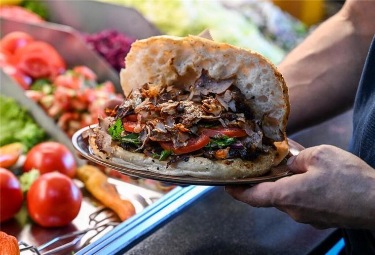 Döner für 3,99 Euro: Neuer Laden bringt alte Preise zurück Ein Döner vom Restaurant Elbis-Döner in der Berliner Straße 2 in Wilmersdorf.