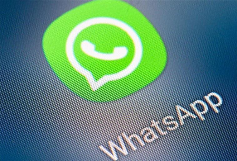 WhatsApp wird kostenpflichtig! Für diese Funktionen braucht man künftig ein Abo Auf dem Bildschirm eines Smartphones sieht man das Icon der App Whatsapp.