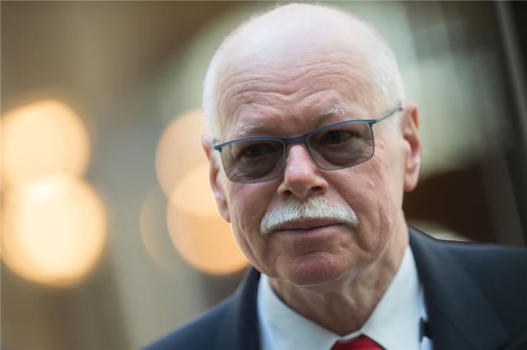 Innensenator fordert mehr Polizisten für Bremen und Bremerhaven Schluss mit der Sparpolitik: Innensenator Ulrich Mäurer (SPD) fordert mehr Polizisten für Bremerhaven und Bremen.