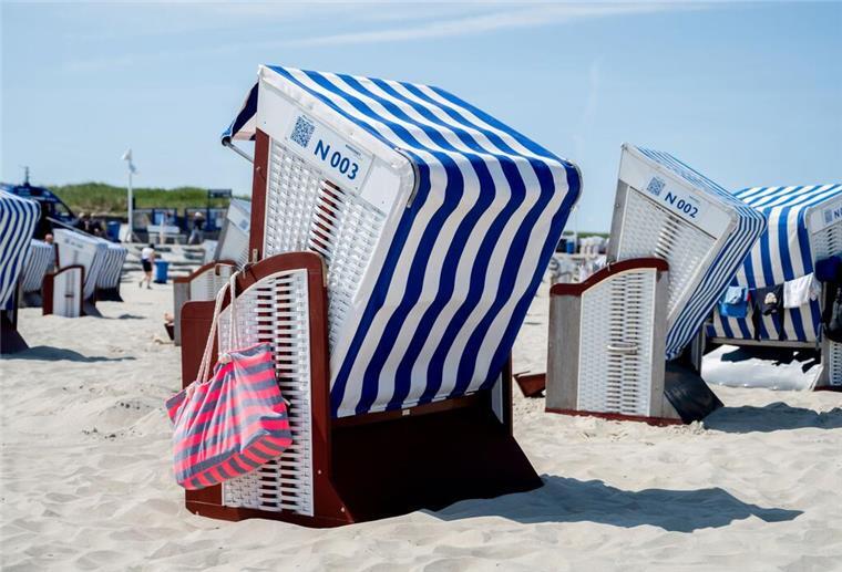 Ohne App kein Strandkorb: Diese neue Regel verdirbt vielen den Nordsee-Urlaub Eine Strandtasche hängt bei sonnigem Wetter an einem Strandkorb am Nordstrand der Insel.