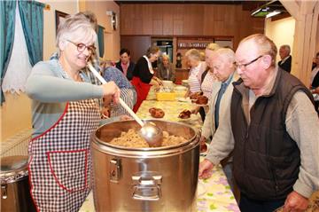 Schmackhaftes Sauerkraut als Beilage für die Haxen. Bayernfest in Wittstedt. Fot...
