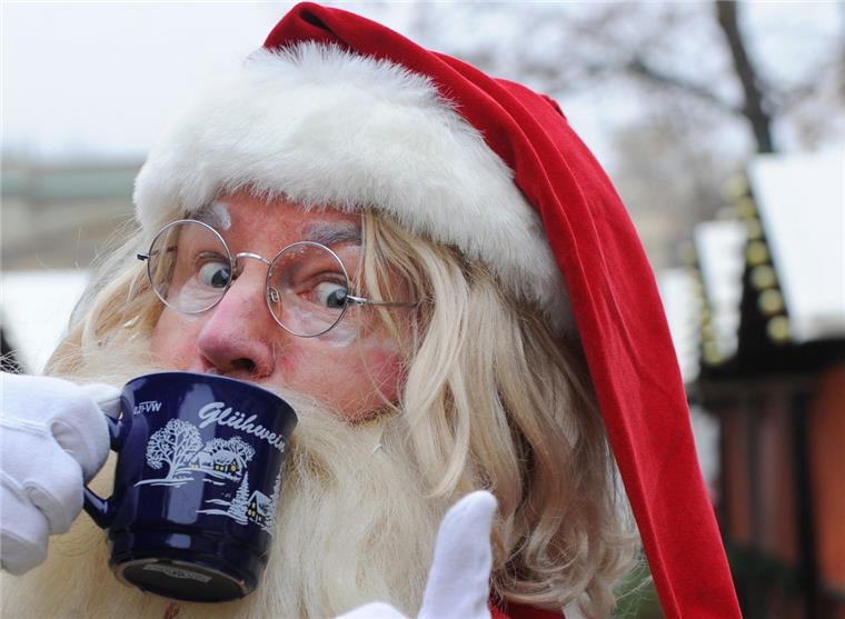 In Unterhose auf dem Weihnachtsmarkt - So kurios ist die Adventszeit für die Polizei Schmeckt gut, kann aber auch schlimme Folgen haben. Zu viel Glühwein kann peinlich richtig peinlich und gefährlich werden. Die Polizei rät daher zur Zurückhaltung.