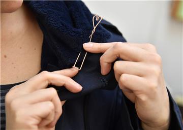 Schmuckdesignerin Kira Linea holt das "safetypin-movement" nach Bremerhaven. Sie hat eine eigene Sicherheitsnadel entworfen.