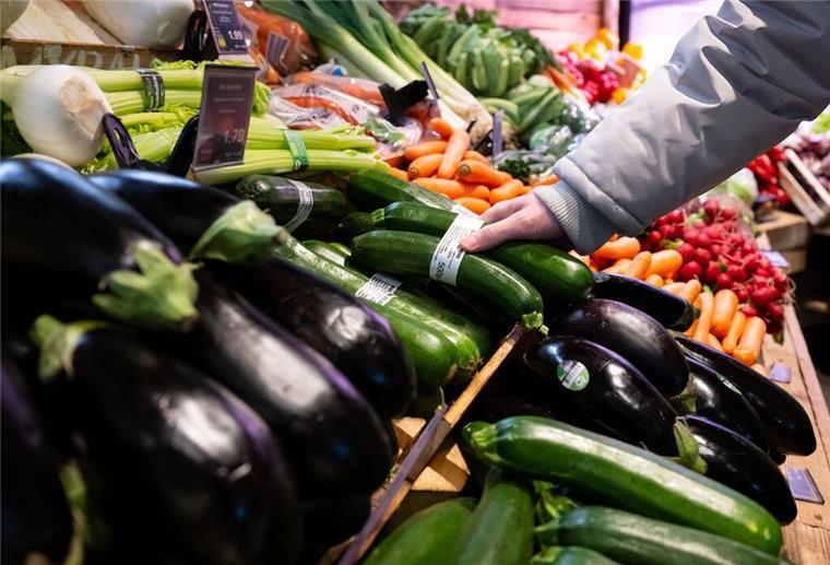 Ekelhaft: Diese Anzeichen im Supermarkt sind ein Fall für das Gesundheitsamt Ein Mann steht in einem Supermarkt an einer Auslage in der Obst und Gemüseabteilung. Unter dem Eindruck der hohen Inflation rechnen die Verbraucherverbände mit weiter steigenden Lebensmittelpreisen. +++ dpa-Bildfunk +++