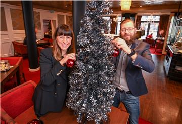 Schmücken gegen den Corona-Frust: Emina und Martin Seiffert vom Hotel Haverkamp wollen sich und den wenigen Geschäftsreisenden, die sie noch beherbergen dürfen, die Vorweihnachtszeit so angenehm wie möglich machen.