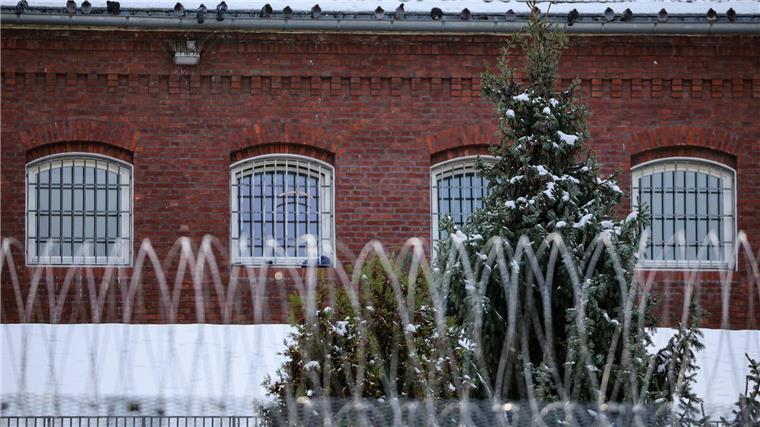 Häftlinge sammeln Pfandflaschen für Kinderhospiz Schnee liegt auf den Dächern und Mauern der JVA Waldheim.