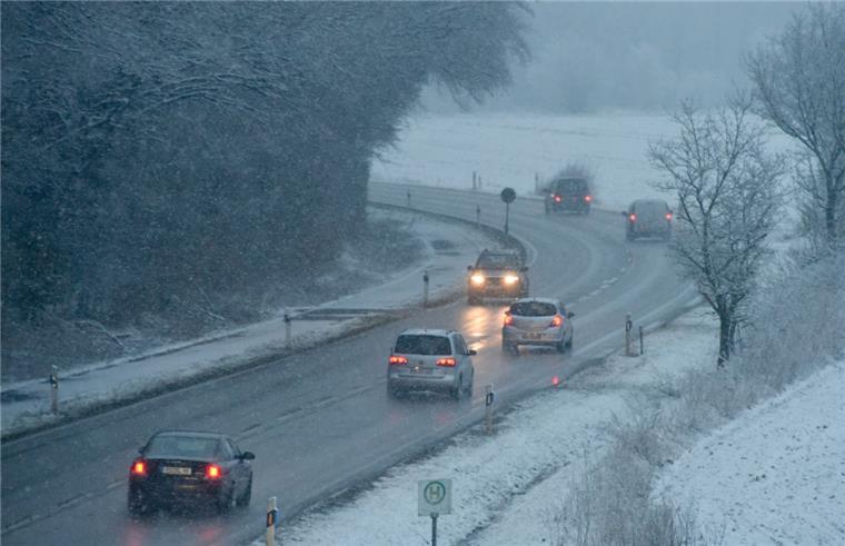 Polizei gibt Tipps zum Autofahren bei glatten Straßen Schnee und Glatteis behindern den Verkehr im Norden. Die Polizei gibt Hinweise für das richtige Fahrverhalten.