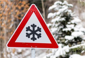 Ein Straßenschild 113 STVO ("Schnee- oder Eisglätte") steht neben der Schauinslandstraße. 