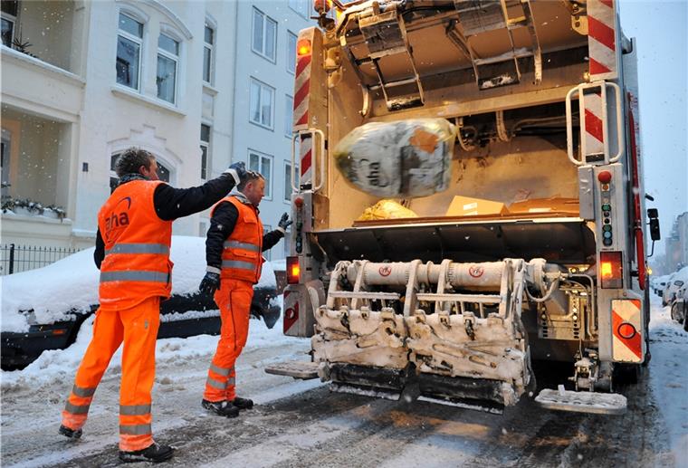 Cuxland: Warum die Mülltonne gerüttelt werden soll Schneefall und Minustemperaturen erschweren die Arbeit der Müllabfuhr.