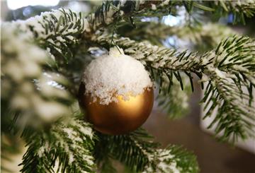 Schneehäubchen für eine Weihnachtskugel: Weihnachtliche Stimmung kann nun in der Bremerhavener Innenstadt auch an Sonntagen aufkommen.
