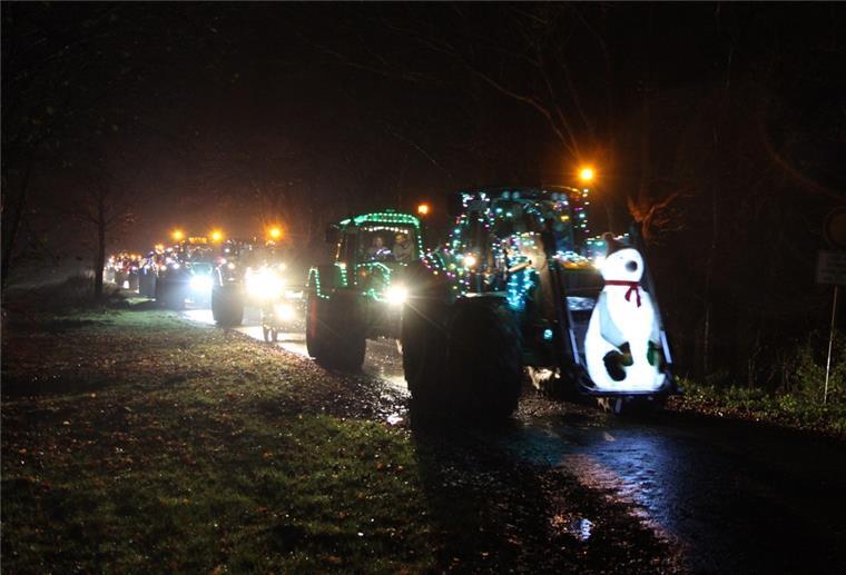 Lichterfahrt im Cuxland: Landwirte lassen Kinderaugen leuchten Schneemann voraus: Die Lichterfahrt der Landwirte im Cuxland ist für viele Menschen ein Höhepunkt in der Vorweihnachtszeit.
