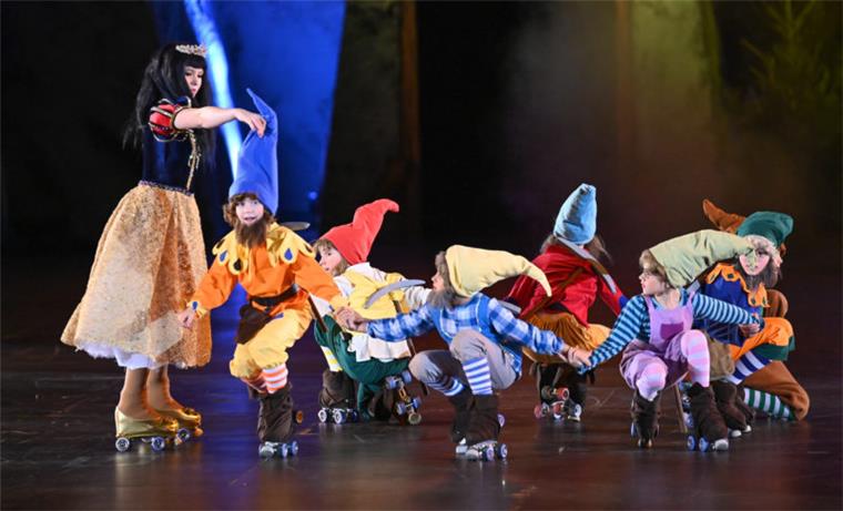 Bremerhaven: Schneewittchen und die sieben Zwerge tanzen durch Stadthalle Schneewittchen, gespielt von Sarah Kristin Behlen (links) trifft im Wald auf die sieben Zwerge Rudi, Raudi, Fiedi, Paddel, Fritz, Fatzi und Klausi.