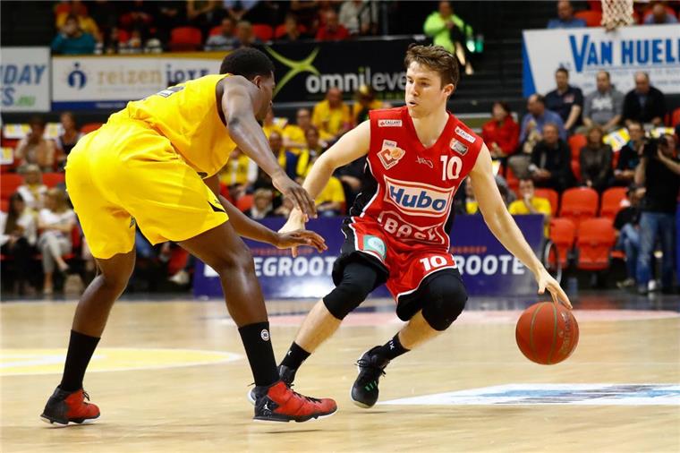 Jordan Hulls ist der neue Spielmacher der Eisbären Schnell, ein guter Dribbler und ein hochprozentiger Schütze: Jordan Hulls (rechts), der neue Aufbauspieler der Eisbären.