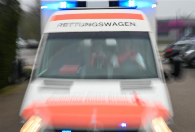 Einsatz der Autobahnpolizei - Babyalarm auf der Hansalinie Schnell ging es im Rettungswagen in Richtung des Rotenburger Diakonieklinikums, aber das kleine Mädchen war schneller.