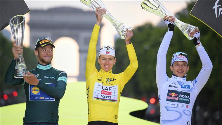 Schneller als Florian Lipowitz (rechts) waren Gewinner Tadej Pogacar (Mitte) aus Slowenien und der Zweitplatzierte Jonas Vingegaard aus Dänemark (links).
