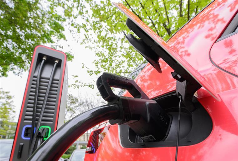 Expertentipps: So hält die Batterie im Elektroauto länger E-Auto an einer Schnellladesäule