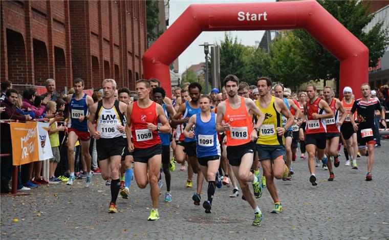 9. Zevener Stadtlauf: René Jäger gewinnt den Halbmarathon Schnellster Mann über die Halbmarathon-Distanz war René Jäger (Nr. 1059). Links neben ihm Thomas Silies (Nr. 1106) von der LAV Zeven.