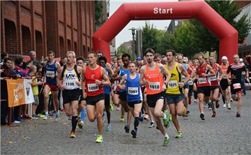 Schnellster Mann über die Halbmarathon-Distanz war René Jäger (Nr. 1059). Links neben ihm Thomas Silies (Nr. 1106) von der LAV Zeven.