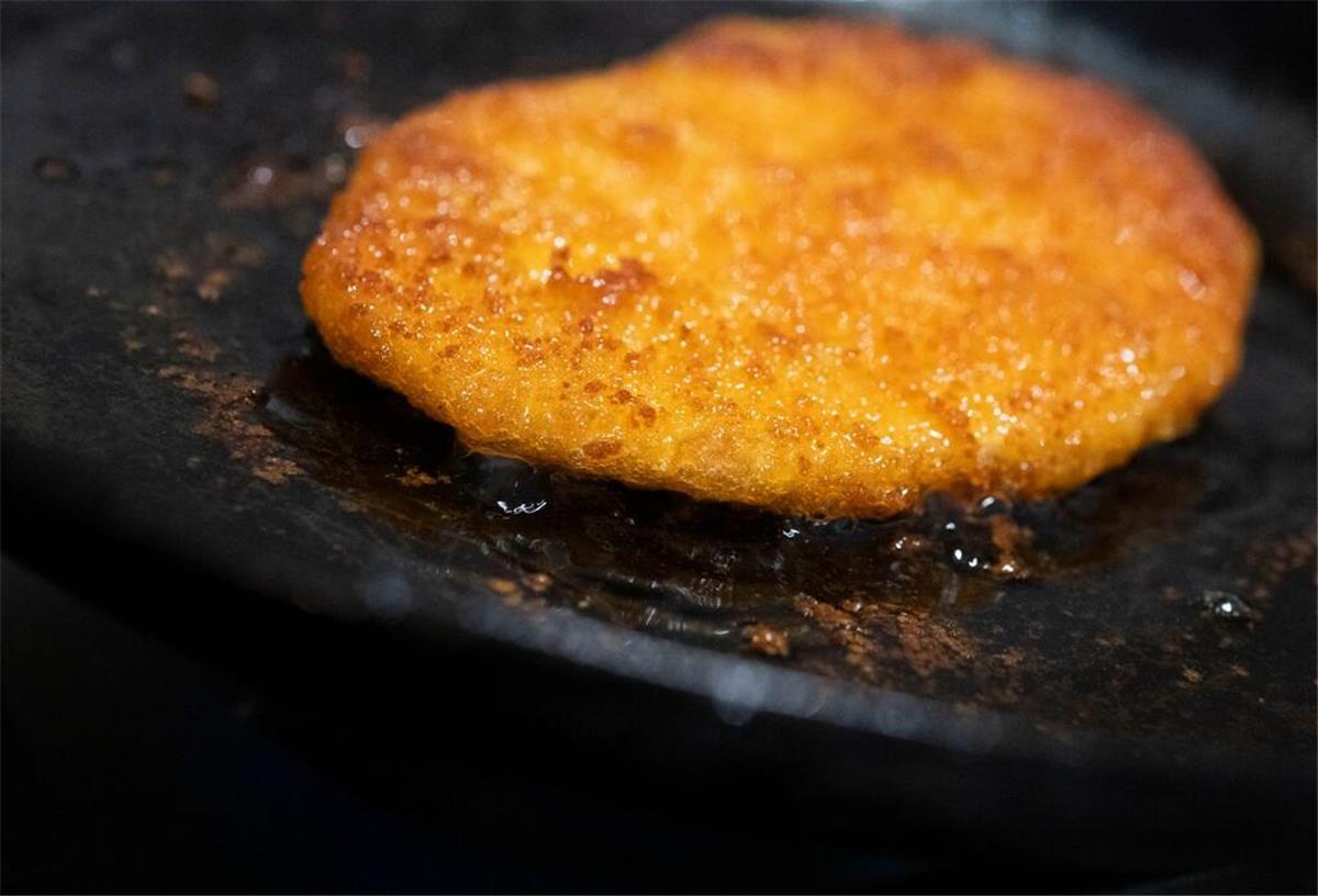 Ein veganes «Schnitzel» liegt in einer Pfanne.