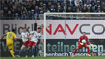 Schockte den HSV: der Braunschweiger Leo Bell Bell (l) erzielt das 0:1.
