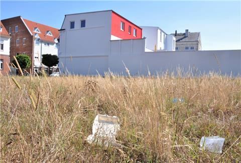 Müll liegt auf der verdorrten Wiese an der Bahnhofstraße in Nordenham.