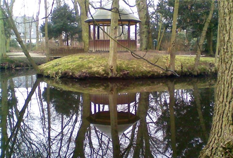Historischer Pavillon in Nordenham wird wieder aufgebaut Schön gelegen am Teich im Park lag der Pavillon, den der umgestürzte Baum zertrümmert hat.