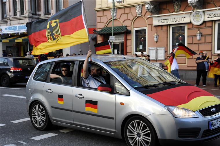Meinungs-Duell: Pro & Contra Hupkonzerte Schöne Fankultur oder nerviges Gelärme: Die Meinungen über Hupkonzerte nach Fußballspielen gehen auseinander.