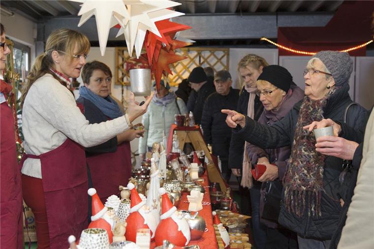 Wochenende der Basare und Neuigkeiten Schönes, Dekoratives, Nützliches: Auch der Adventsmarkt der Lebenshilfe bot ein buntes, handgearbeitetes Sortiment an Geschenkideen an.