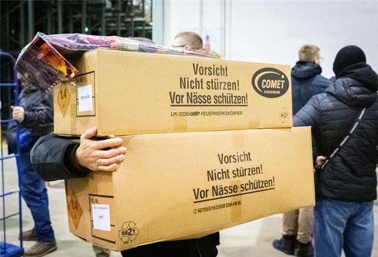 Werksverkauf 2023 bei Comet startet bald: Das sind die Öffnungszeiten Schon 2022 standen die Kunden Schlange, um günstig Feuerwerk bei Comet zu ergattern.