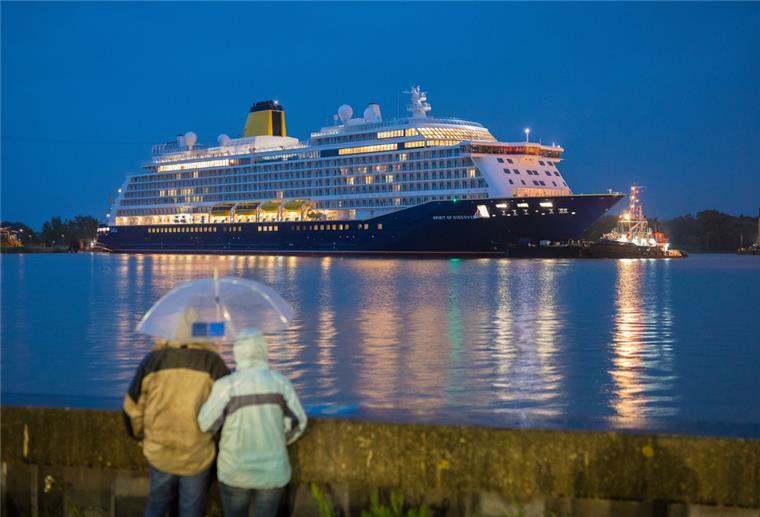 Schaulustige blicken auf das Kreuzfahrtschiff «Spirit of Discovery», das im Werftbecken der Meyer Werft liegt. 