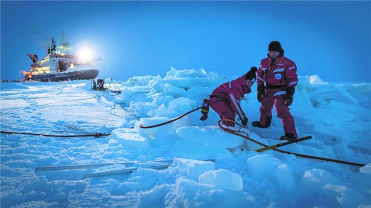 "MOSAiC"-Expedition: Wissenschaftler müssen Tauchroboter retten Schon am Tag zuvor mussten die Wissenschaftler ein Stromkabel wieder freilegen. Es war nach Eispressungen unter Eis begraben.