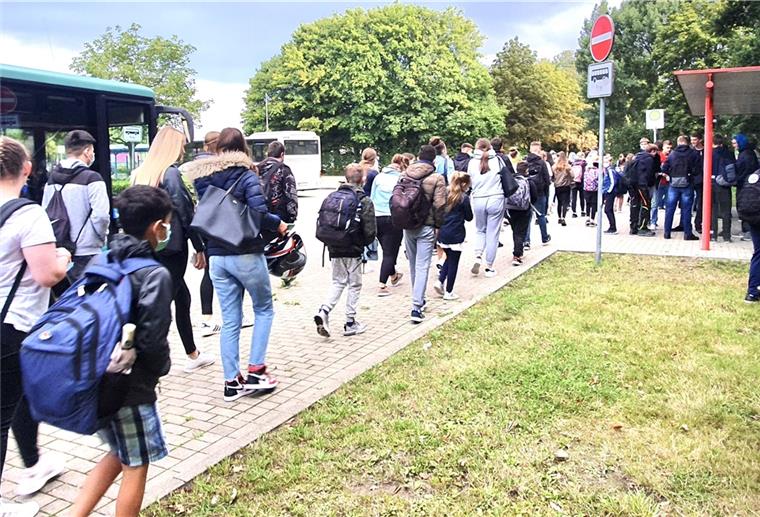 Zusätzliche Busse für den Rotenburger Nordkreis Schon an den Haltestellen geht es zu manchen Schulstunden eng zu, erst recht in den Bussen. Zusätzliche Fahrzeuge sollen dort für eine Entlastung sorgen.