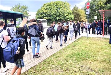 Schon an den Haltestellen geht es zu manchen Schulstunden eng zu, erst recht in den Bussen. Zusätzliche Fahrzeuge sollen dort für eine Entlastung sorgen.
