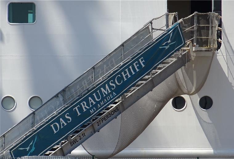 Schon beim Betreten der „Amadea“ ist klar, worum es geht: Hier wird eine neue Folge der Traumschiff-Serie gedreht.