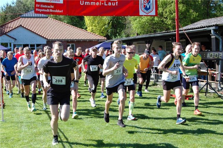 Ummellauf in Hepstedt: Vorjahressieger erneut als Erster im Ziel Schon beim Start des Zehn-Kilometer-Laufes war der Sieger Marcel Frank von der LAV Zeven (Dritter von rechts) ganz vorne dabei.