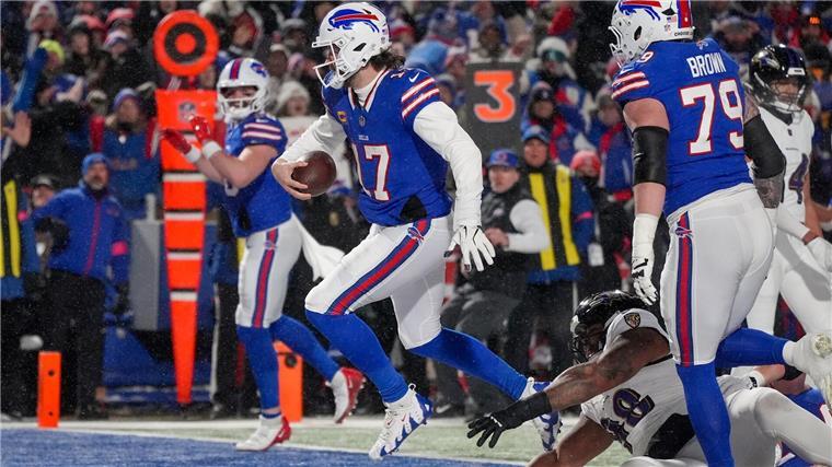 Bills bezwingen Ravens nach Drama in NFL-Playoffs Schon der ersten Halbzeit trug Josh Allen den Ball zweimal in die Endzone.