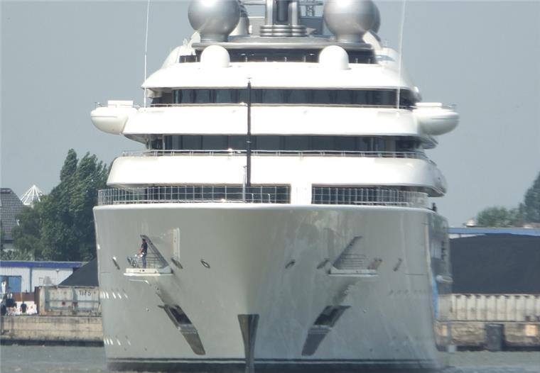 Lürssen-Werft liefert Jacht „Blue“ ab Schon ein imposanter Anblick: Die „Blue“ ist 160 Meter lang.