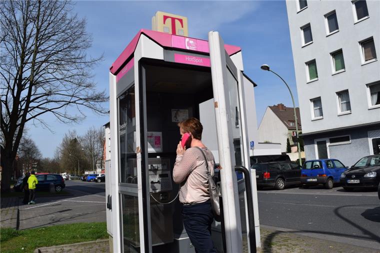 Schon ein seltener Anblick: Die Telefonzelle in der Grashoffstraße an der Ecke Bülkenstraße. 