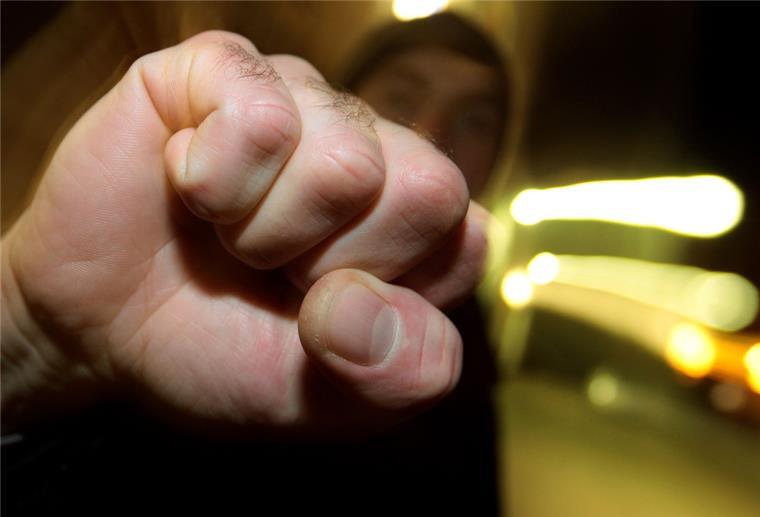 Bremen: 21-Jähriger versetzt Bahnmitarbeiter Faustschlag Ein junger Mann hebt seine geballte Faust.