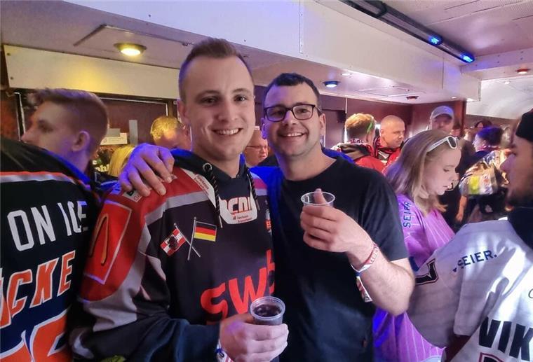 Im Video: So laut sind die Pinguins-Fans am Mannheimer Bahnhof Schon im Zug herrschte Party, aber auch bei der Ankunft am Bahnhof ließen es die Fans krachen.