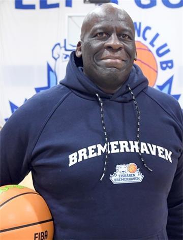Schon in frühester Jugend war Joel Moore von Basketball fasziniert. Der frühere englische Nationalspieler verpasste keine TV-Übertragung. Auch 1979 hing der neue Eisbären-Jugendtrainer am Fernseher, als Larry Bird und Magic Johnson um die College-Meisterschaft spielten.