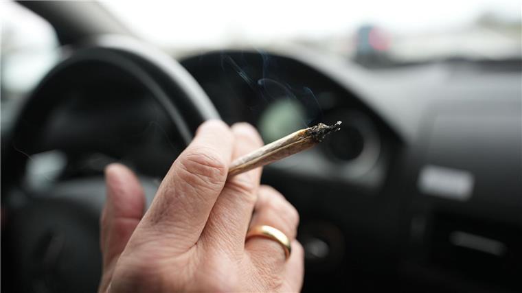 Cannabis im Verkehr - Experten fordern schärfere Regeln Schon in geringem Maß kann der Mischkonsum von Cannabis und Alkohol zu Einschränkungen der Fahrtüchtigkeit führen, sagen Experten.