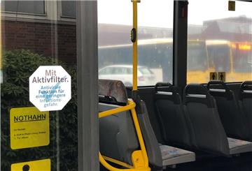 Schon jetzt sind einige Busse im Einsatz, die mit den neuen Filtersystemen ausgestattet sind – Aufkleber an den Türen weisen darauf hin.