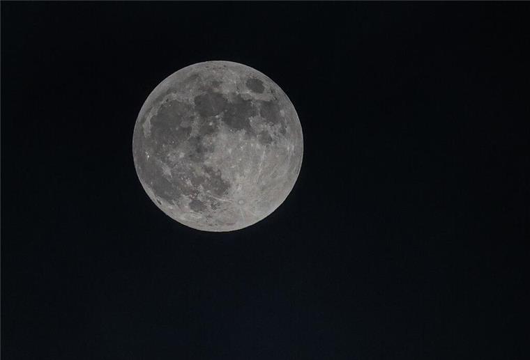 Schon lange haben Wissenschaftler Wasser auf dem Mond vermutet. (Archivbild)
