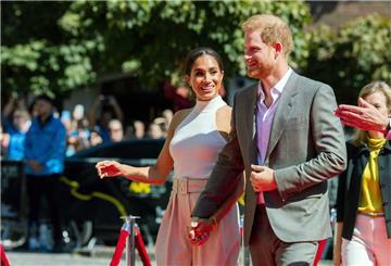 Der britische Prinz Harry, Herzog von Sussex, und seine Frau Meghan, Herzogin von Sussex, kommen am Rathaus an.