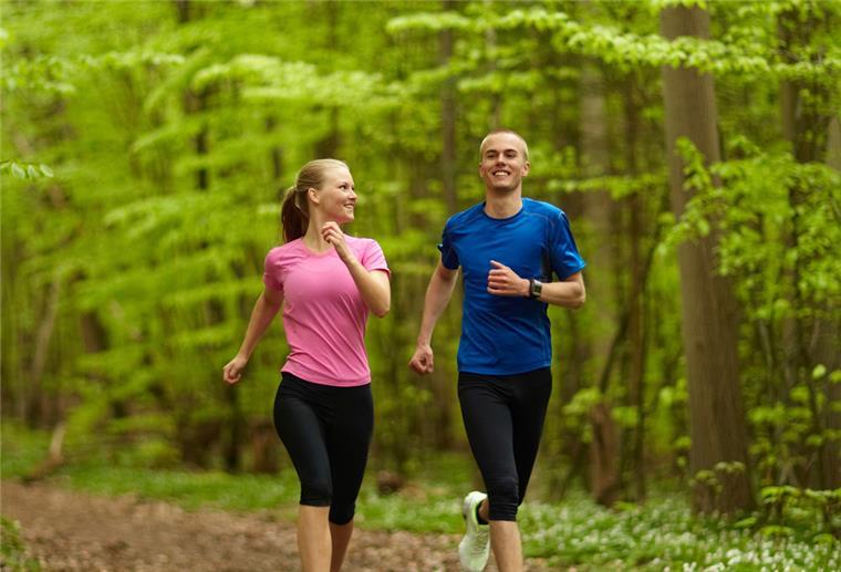Bewegung tut immer gut – auch gegen Krebs Zwei Jogger im Wald