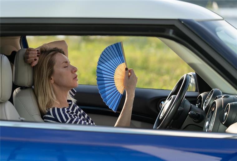 So gefährlich wird Sommerhitze im Auto – das wissen die wenigsten Eine Frau fächert sich im Auto frische Luft zu. Hitzefalle Auto: So bleiben Autofahrer cool. Schon nach wenigen Minuten kann ein Auto zur tödlichen Hitzefalle werden – vor allem für Kinder und Tiere. Immer zuerst lüften, nie bei direkter Sonne parken und auf reflektierende Abdeckungen achten.
